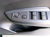 運転席から全ての窓の開閉ができます。ウィンドウロック機能はお子様のいたずら防止に有効です。