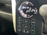 【オートエアコン】一度お好みの温度に設定すれば、車内の温度を検知し風量や温度を自動で調整。暑い&hellip;寒い&hellip;と何度もスイッチ操作をする必要はありません。快適な車内空間には必須の機能ですね♪