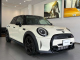 MINIのフロントグリルのデザインはイギリスで生まれた当初から、シルバーのサイドバーが折り重なった伝統的なデザインで御座います。その伝統はBMWのお車になってからでも少しずつ形を変えて守られております