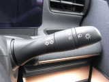 アダプティブLEDヘッドライトシステムは、照射パターンを変化させて対向車や先行車が眩しくならないようにハイビームをキープすることで、良好な視界を確保します。もちろん自動点灯/消灯するオートライトも。