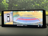 【マルチテレインモニター】車のフロントやサイドのカメラ画像を同時にモニター表示することで、悪路や狭い道を走行時でも周囲の状況確認ができ安心!本格SUVにうれしい装備です♪