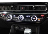 運転席と助手席の温度設定の変更が可能な左右独立タイプのデュアルエアコンです♪♪♪暑がりな人・寒がりな人も誰もが車内を快適にお過ごしいただけます♪♪♪