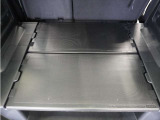 ◆荷室用ユーティリティーボード◆荷室を上下に分割して有効活用!反転させれば濡れたアイテムを載せられるワイパブル仕様に。