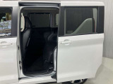 左側電動スライドドアは、子供の送り迎えの際に運転席からドアの開閉ができるので便利です。ルーフが高いので大人のかたの乗り降りもしやすいですよ★