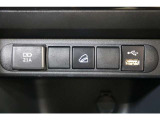 データ通信/給電用と、給電用のUSBポートが装備されています。車内にあると便利なアイテムのひとつですね。