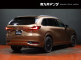 【CX-80】タフなSUVでありながら、より豊かで優雅な存在感を放つ3列SUVとしました。空間の豊かさと優美さを両立させたキャビン後半の造り込みによって、より高い車格とゆとりを感じさせるデザインになっています。
