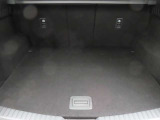 CX-5のラゲッジルームです。左右の張出しが少なく、フラットな床面ですのでお荷物も載せやすくなっています。