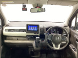広くすっきりとした視界。狭い道への右左折やバック駐車の際にも、周囲の状況をしっかりとつかめるので安心です。