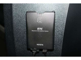 ETC搭載。高速道路出入口もスマートに通過! 今やマストアイテムですね。納車前には使用できるようにセットアップをさせていただきます。ETCカードの取扱もしておりますのでご相談ください。