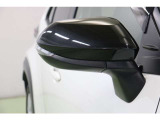 バイカラーでスマートなウインカーミラーです。ウインカーミラーはお洒落なだけでなく対向車や歩行者からの視認性が良く安全性が向上し、事故防止にもつながります。