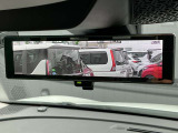 インテリジェントルームミラーです。人や物で視界が遮られてても、車体後部のカメラ映像に切り替えることにより、クリアな後方視界を実現しています。