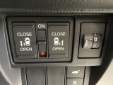 両側電動スライドドアは運転席から操作ができるよう、操作スイッチが付いています。その横にはヘットライトリベライザーのスイッチがついています。道路状況や積荷の加重に応じてライトの高さを調節できます。