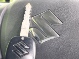 【キーレス】少し離れた場所からでもボタン一つでドアの開錠・施錠ができるのでとっても便利!ドアの鍵穴周りに傷をつけることもありません♪