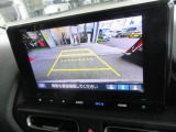 安心して車庫入れができる、リバース連動リアカメラが装着されております。狭い駐車場はもちろん、雨の日や夜間でもストレスなく運転して頂けます。