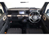 操作性に優れた運転席となります!小物入れや各ボタンの配置にこだわり、使いやすいです!座り心地もよく視認性も良好なのでロングドライブもお任せ下さい!