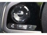 ハンドル左部分でオーディオ操作が可能。そのため、運転中でも目線をずらさずに安全運転♪