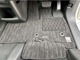 運転席フロアマットは使用感はありますが破れやほつれはありません。