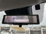 車体の後部にカメラがついていて、その映像がルームミラー内のモニターに表示します。人や荷物などで視界が遮られた時なども確認がしやすいです。