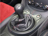 ■6速MT ■シンクロレブコントロール ■リアビスカスLSD ■NISMO専用本革巻シフトノブ