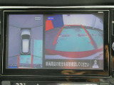 ギアを『R』に入れるとナビ画面に、まるで雲の上から覗いているような映像が映り、駐車をサポートしてくれます。