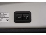 【クローザー】 スイッチを押すと電動でバックドアが閉まります。