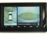 パノラミックビューモニター付きです。車両を上から見たような映像をディスプレイオーディオ画面に表示。運転席からの目視だけでは見にくい、車両周辺の状況をリアルタイムでしっかり確認できます。