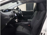 運転席助手席はゆとりがあります★ 足元も大変広々しております。