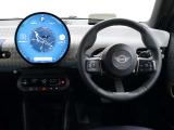 運転に必要な情報はヘッドアップディスプレイ、中央ディスプレイからタッチパネルで操作します。