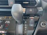 電動パーキングブレーキ。オートブレーキホールドはブレーキペダルを踏んで停車すると、ブレーキペダルから足を離してもクルマがブレーキ力を維持。足の疲れを緩和します。