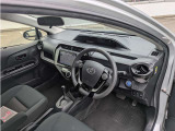 運転席廻りの画像です。操作スイッチ類もキレイな状態です。専門のスタッフが内外装を清掃・きめ細かい箇所までクリーニングしています