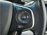 ◆アダプティブクルーズコントロール◆予め設定した車速内でクルマが自動的に加減速。前走車との適切な車間距離を維持しながら追従走行します。【LKAS】車線維持支援システムでステアリング操作を支援。