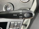 【オートライト】周りの明るさに応じて自動でヘッドライトの点灯・消灯ができる機能です!ライトの付け忘れ・消し忘れなどが無くなり、雨の日や夕方の走行も安心!トンネル通過時も便利ですね♪