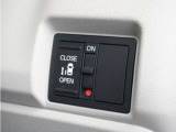 ◆片側電動スライドドア◆狭い駐車場でも乗り降りが楽々♪お子様が隣の車にドアを当ててしまう心配もございません!小さなお子様連れの方もこれで安心。