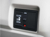 ◆片側電動スライドドア◆狭い駐車場でも乗り降りが楽々♪お子様が隣の車にドアを当ててしまう心配もございません!小さなお子様連れの方もこれで安心。