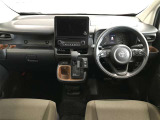 見通しのいい視界と最適なレイアウトで運転しやすいです。