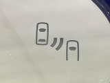 【ブラインドスポットモニター】走行中、ドアミラーの死角になりやすい箇所に後続車が接近するとサイドミラーのレンズに警告を表示!ドライバーに注意喚起をしてくれます。