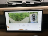 サラウンドカメラ(360&deg;カメラ) 車載のカメラを駆使し、車を真上から見下ろしている映像に変換、センターディスプレイに表示させ、安全な駐車をサポート。縦列駐車や狭い場所への駐車に大きく役立ちます。