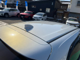 目立つキズ凹み等はありませんが、中古車という商品の特性ルーフには子キズや塗装しみがあります