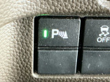 パーキングセンサーシステムは走行中に障害物が迫ると音と表示でお知らせ、低速走行時時の安心感を高めます