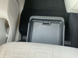 助手席シート下にも収納スペース