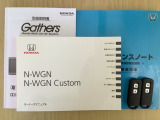 スマートキーは鍵をバッグに入れたままでもドアロックの開閉やエンジンのON・OFFができます。夜間や雨の日も鍵を探さなくて良いので便利です。