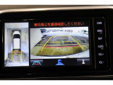 前後左右のカメラの映像を合成し、車を上から見たような視点のパノラミックビューモニター。後方の死角だけでなく左右や前方の障害物の発見もしやすくなります。
