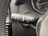 レバーをAUTOの位置にしているとき、レインセンサーが雨を感知すると、雨量に応じてワイパーが自動で作動してくれるオートワイパーを装備!設定変更で非作動にすると、間欠作動に固定されます。