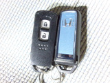 スマートキー付。キーを取り出さなくてもドアロックの施錠・開錠、エンジンの始動が出来ます。雨の日や荷物の多い日にとても便利ですね。