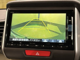 リバースギアに入れるだけで後方の表示へ切り替わります。夜間や雨の日の駐車も楽になりますよ。