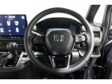 運転中もハンドルでの操作が可能です。特に高速道路等の目が離せない運転時には、便利さだけでなく、安全性も兼ね備えております。