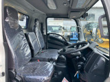乗車定員は3名です。