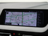 【純正ナビゲーション】BMWのナビゲーションは操作性も良く、詳細な地図情報と交通状況を見やすく表示し、快適なドライビングをサポートしながら目的地までナビゲートします。