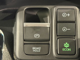 電子制御のパーキングブレーキと、信号待ちや渋滞に便利なオートブレーキホールドを装備しております。ブレーキペダルから足を離しても自動的に停車状態を保持してくれる便利な機能です。