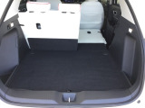 後席は分割可倒式で、用途に合わせてアレンジ可能。荷物の量や乗車人数に応じて柔軟に使える便利なシートです。